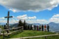 20 Gipfelkreuz mit unseren Hausbergen im Hintergrund